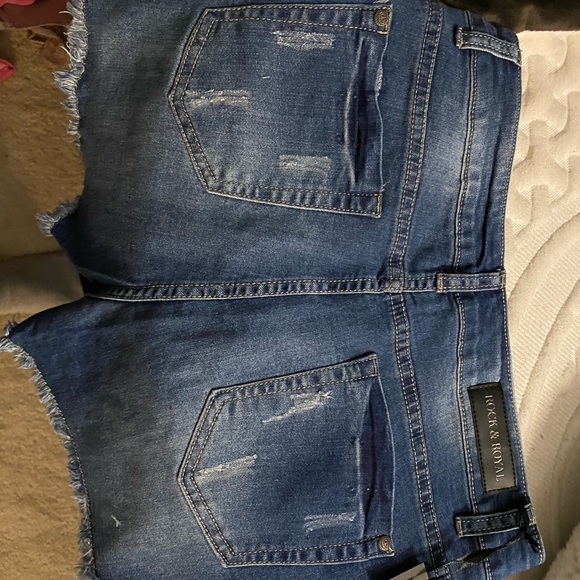 Distressed shorts - Picture 2 of 2